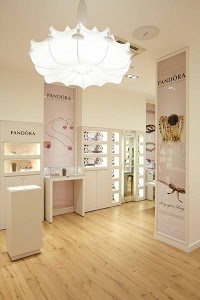 Pandora Concept Store, Brent Cross 429799 Image 9