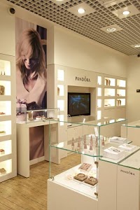 Pandora Concept Store, Kingston 427336 Image 5