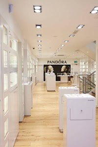 Pandora Concept Store, Oxford 425148 Image 2