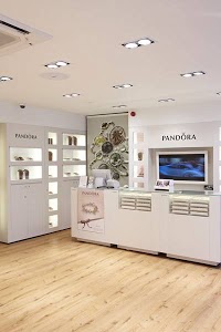 Pandora Concept Store, Oxford 425148 Image 5